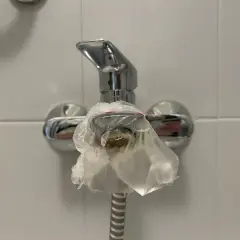 Kran prysznicowy owinięty folią, być może to wyjaśnia, dlaczego nie ma wody w kranie.